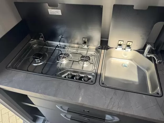 Hobby De Luxe 400 SFE Zondag 8 februari open (1006335)