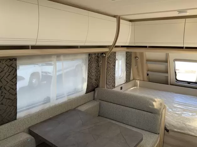 Hobby De Luxe 490 KMF Zondag 8 februari open (971017)