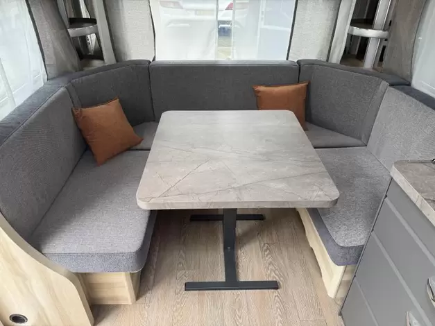 Hobby De Luxe 460 UFE